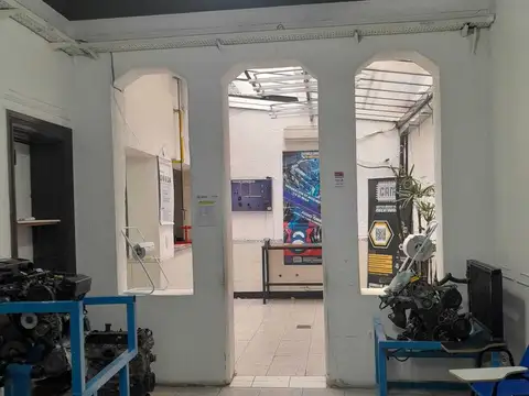 Casa de 8 ambientes con terraza.