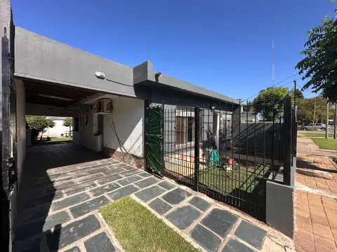 EXCELENTE UBICACION! VIVIENDA 4 AMBIENTES - GARAGE - JARDIN