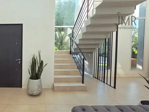 Casa 6 ambientes con 2 baños