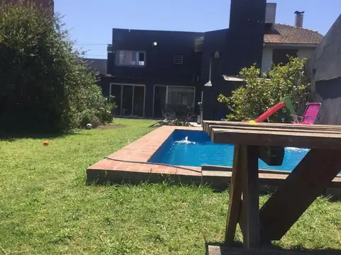 Casa con Piscina y Parque