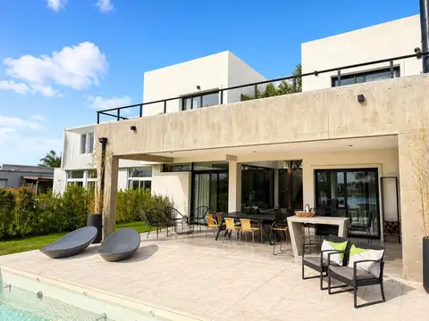 Casa en Venta con 2 cocheras