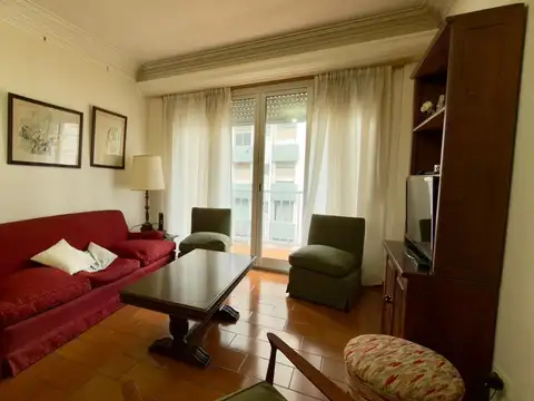Departamento 3 ambientes con dependencia y balcón con vista lateral al mar - Av. Colón 1400