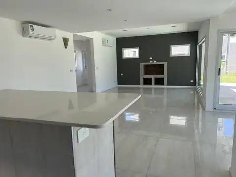 Casa en Alquiler con 2 cocheras