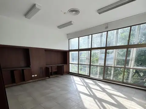 Oficina 18 ambientes con 9 baños