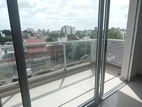Moderno ambiente con balcón 100% luz y sol - Corredor Donado Holmberg