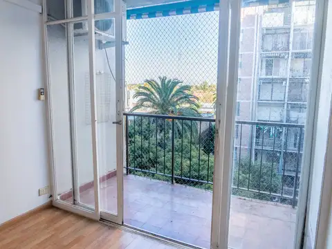 Departamento en venta de tres dormitorios a dos cuadras de la estación Acassuso. 5to piso, muy luminoso.