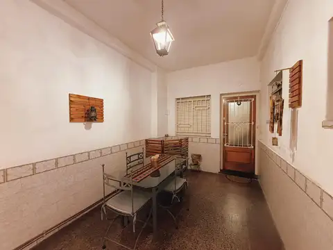 Casa 6 ambientes con 2 baños