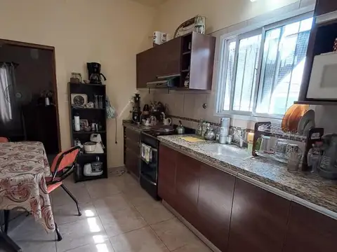 Vendo Hermosa Casa Centrica con Amplio patio y Pileta