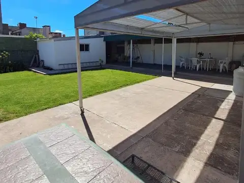 Vendo Hermosa Casa Centrica con Amplio patio y Pileta