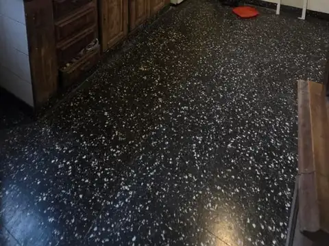 CASA EN EXCELENTE ZONA DE MONTE GRANDE CON FONDO 