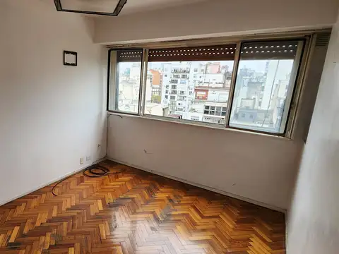 AV. CÓRDOBA Y AV. PUEYRREDÓN. 2 ambientes en piso alto contrafrente. Sol de bañana.