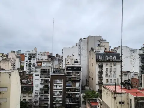 AV. CÓRDOBA Y AV. PUEYRREDÓN. 2 ambientes en piso alto contrafrente. Sol de bañana.