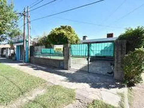 Casa en alquiler de 3 dormitorios con cochera en Arrabal, Roldán