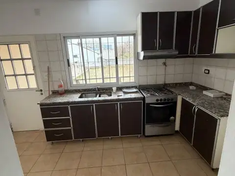 Casa 5 ambientes con 2 baños