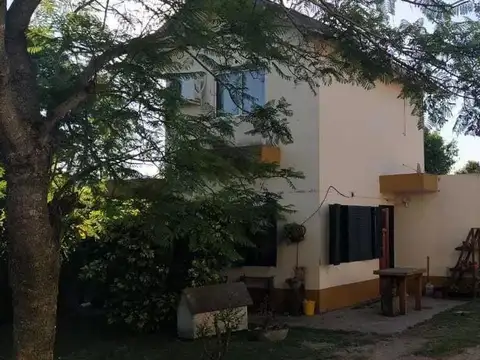 Casa en venta - 3 Dormitorios 2 Baños - Cochera - 590Mts2 - Villa Castels, La Plata