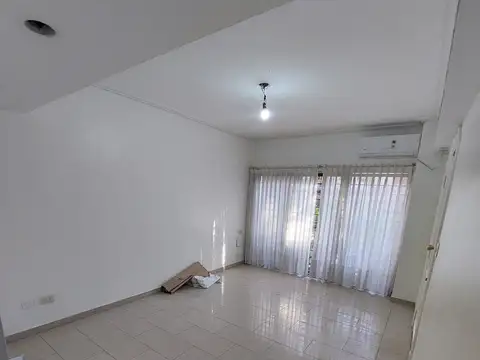 Oficina 6 ambientes con 2 baños