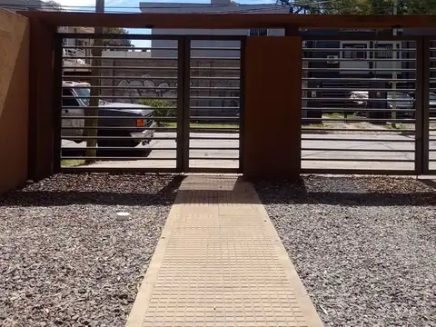 Depto Tipo Casa en Venta en Barrio Parque Leloir, USD 90.000