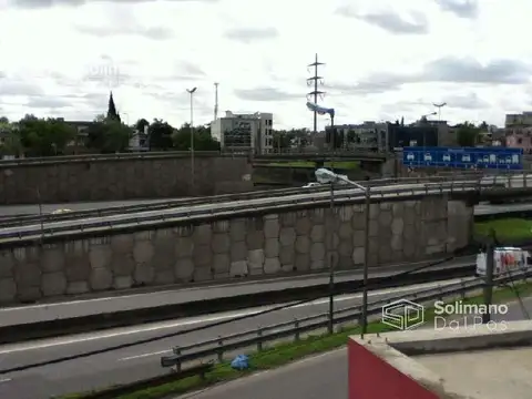 Excelente local de 171 mts cub mas terraza libre de 70 mts en Villa Adelina