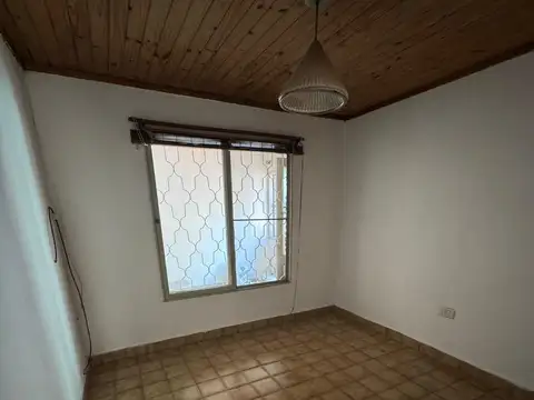 Casa de pasillo de dos dormitorios con patio