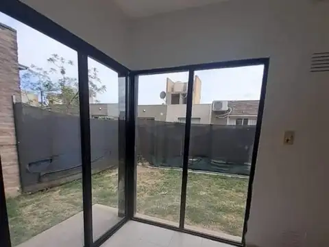 Casa en Alquiler con 1 cochera