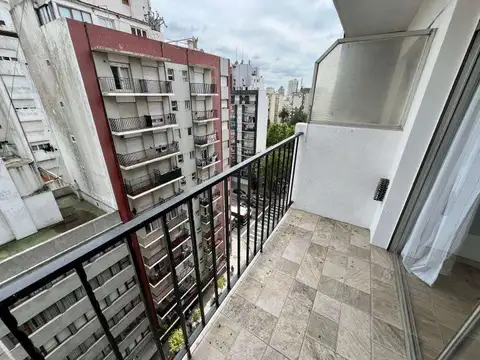AMBIENTE A LA CALLE CON BALCÓN RECICLADO