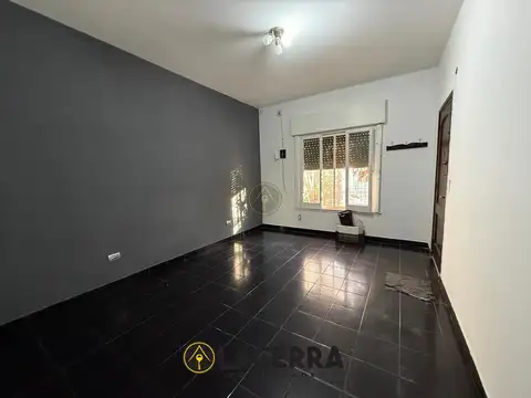 CASA/PH 3 AMBIENTES CON PATIO Y JARDIN AL FRENTE
