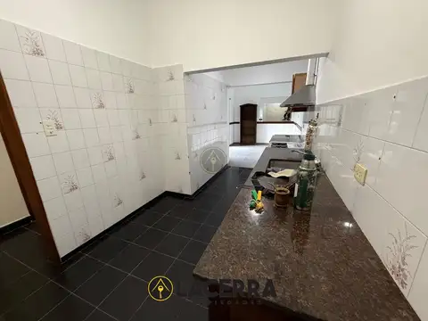 CASA/PH 3 AMBIENTES CON PATIO Y JARDIN AL FRENTE