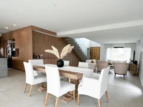 Casa en Venta con 2 cocheras