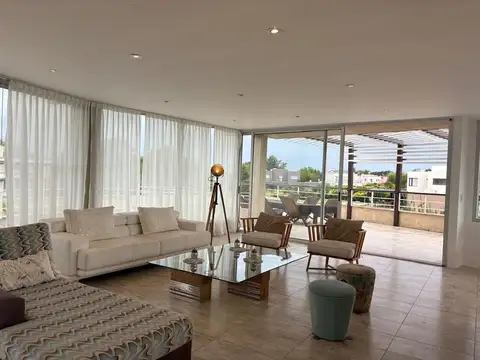 Casa en Alquiler de 4 dormitorios