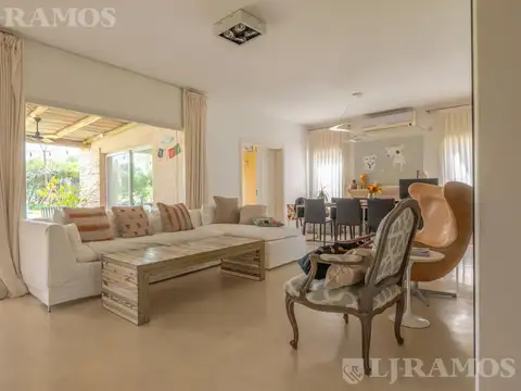 Casa con 3 dormitorios, escritorio y playroom   en venta en Santa Barbara