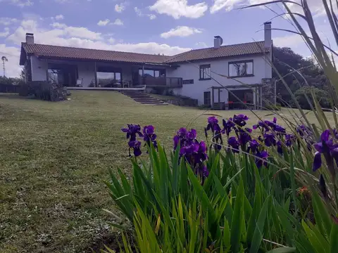 VENTA CASA DE CATEGORÍA – ZONA DON BOSCO, TANDIL