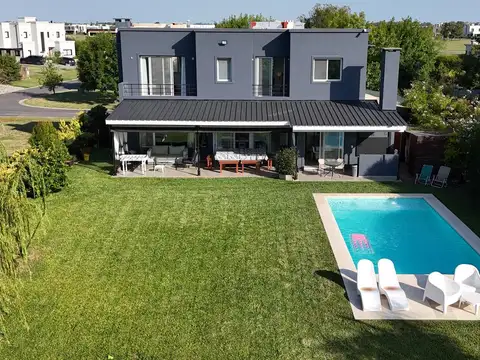 Casa en Venta con 2 cocheras
