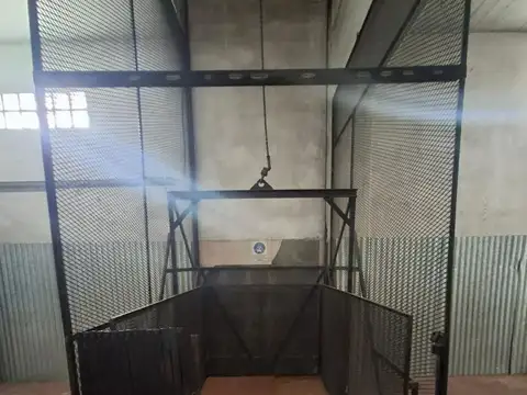 Excelente galpón en alquiler – 2 plantas ZONA COMERCIAL