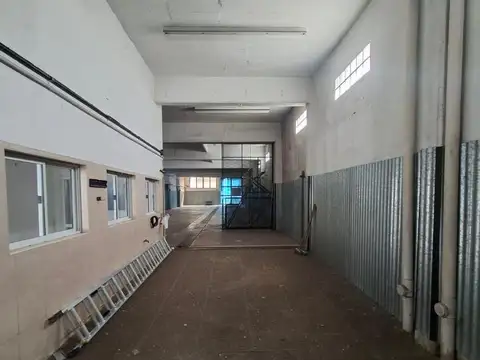 Excelente galpón en alquiler – 2 plantas ZONA COMERCIAL