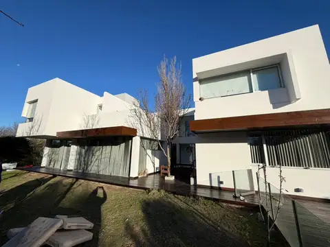 Casa en venta de 4 dormitorios con pileta en Funes Hills Miraflores