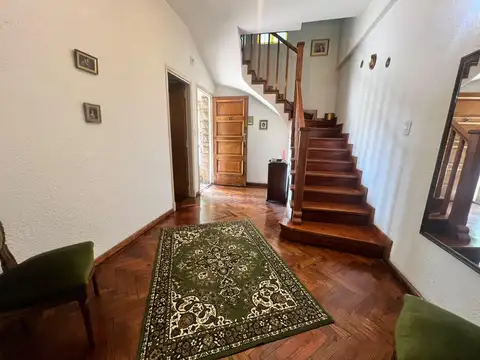 Casa 7 ambientes con 2 baños