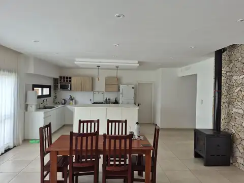 IMPECABLE PROPIEDAD EN FINCAS DEL ROSEDAL. RECIBE VEHICULO COMO PARTE DE PAGO.