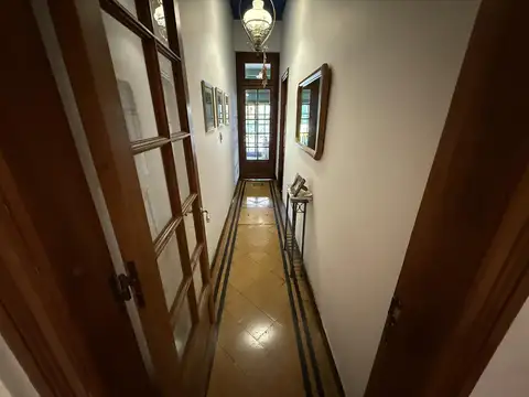Casa de dos plantas con patio y cochera a la venta.