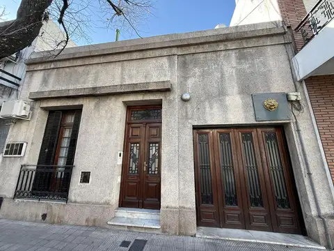 Casa de dos plantas con patio y cochera a la venta.