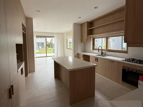 Casa en Venta con 4 cocheras