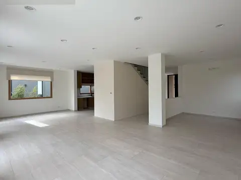 Casa 7 ambientes con 4 baños