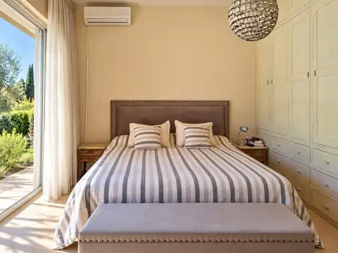 Casa 4 ambientes con 5 baños