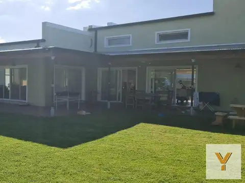 Casa 4 ambientes con 3 baños