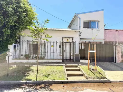 VENTA CASA DE 4 AMB CON JARDIN COCHERA EN MARTINEZ