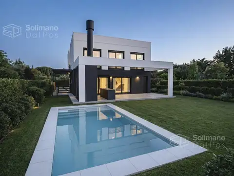 Casa en Venta con 2 cocheras