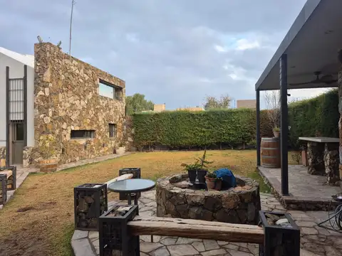 Casa 6 ambientes con 2 baños