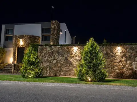 Casa en Venta - Frente a Dalvian Barrio Alta Mendoza