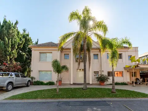 Excelente casa en venta y alquiler en el B° Rincón del Arca con jardín y piscina.