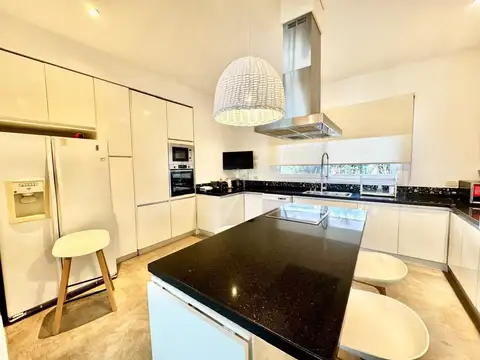 Casa en Alquiler con 2 cocheras