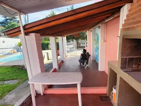 Casa 7 ambientes con 2 baños